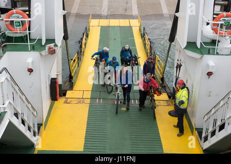 Fluggästen die Cal Mac Ferry Lochnevis auf der Insel der Inneren Hebriden, Schottland Rum Stockfoto