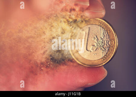 Europäischen Union Währung Inflation und Krise-Konzept mit einem Euro Münze auflösen Stockfoto