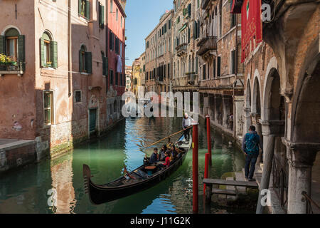 Nachmittag an einem Kanal im Sestiere von Cannareggio, Venedig, Italien. Stockfoto