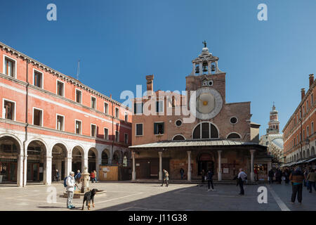 Frühling-Nachmittag am San Giacomo di Rialto Square im Sestiere San Polo, Venedig, Italien. Stockfoto