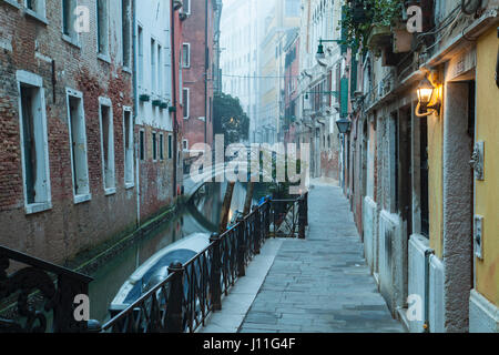 Nebligen Morgen im Sestiere Dorsoduro, Venedig, Italien. Stockfoto