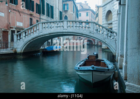 Nebligen Morgen an einem Kanal im Sestiere Dorsoduro, Venedig, Italien. Stockfoto