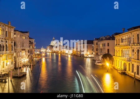 Nacht fällt auf den Canal Grande in Venedig, Italien. Stockfoto