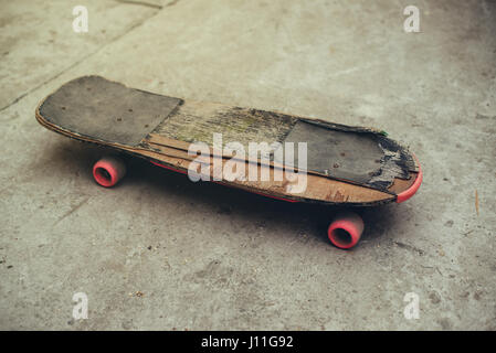 Alten verwitterten Skateboard auf Betonoberfläche, aufgegeben in Skate-Park, selektiven Fokus Stockfoto