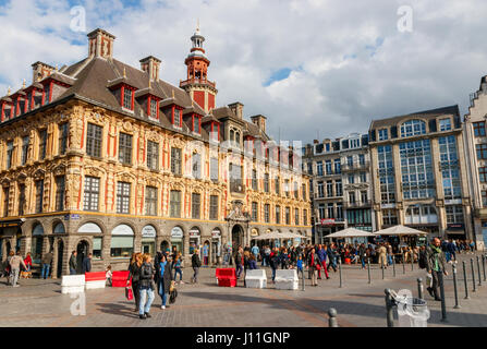 Nicht identifizierte Touristen am Place du General de Gaulle mit der La Vieille Bourse unter einem bewölkten Himmel. Lille, Frankreich. Stockfoto