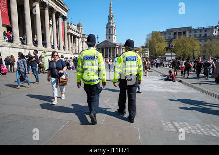 Polizeistreife am Trafalgar Square, London England Vereinigtes Königreich UK Stockfoto