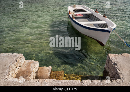 Alte hölzerne Ruderboot festgemacht im smaragdgrünen Wasser des Hafen von Dubrovnik, Kroatien Stockfoto