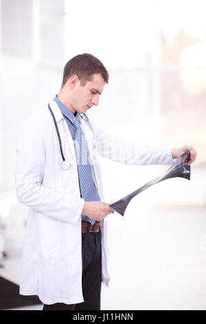Doktor der Medizin betrachtet man ein Röntgenbild Stockfoto