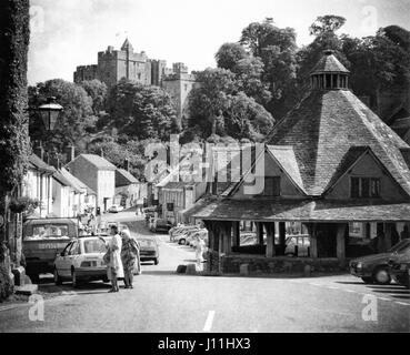 Dunster ist ein Dorf, Zivilgemeinde und ehemalige Herrenhaus in der englischen Grafschaft Somerset, heute nur innerhalb der Nord-östlichen Grenze des Exmoor National Park. Dunster Schloß im Hintergrund.  Original auf Ilford FP4 Film genommen.  Ca. 1985 Stockfoto