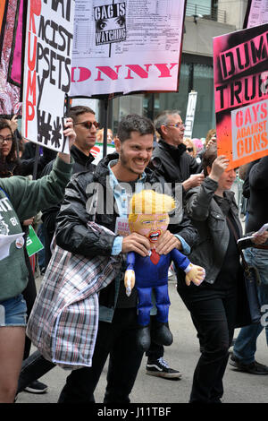 Menschen, die Teilnahme an der Steuer-Demonstration gegen Präsident Trump in New York City. Stockfoto