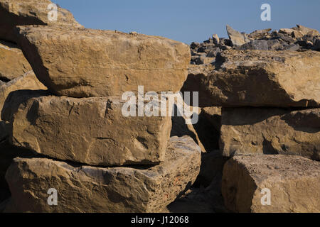 Stapel von großen Felsen in einem Steinbruch. Stockfoto