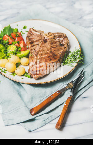 Gekochte Rindfleisch Tbone Steak mit Gemüse und Rosmarin in Platte Stockfoto