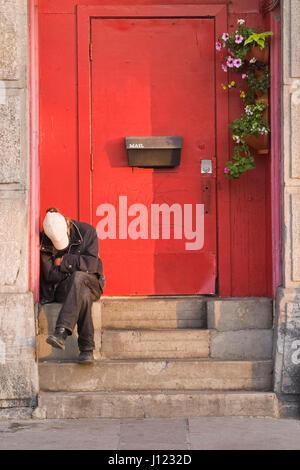 Obdachlosen schlafen in einem Türrahmen, Old Montreal, Quebec, Kanada Stockfoto