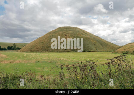 Silbury Hill, eine prähistorische künstliche Kreide Hügel in der Nähe von Avebury, Wiltshire, UK. Stockfoto
