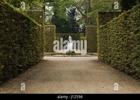 Wasser-Brunnen und Statue im formalen Garten im Palazzo Schwetzingen im Spätsommer, Schwetzingen, Deutschland Stockfoto