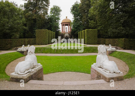 Statuen mit Hecke und der Apollo-Tempel in den formalen Garten im Palazzo Schwetzingen im Spätsommer, Schwetzingen, Deutschland Stockfoto