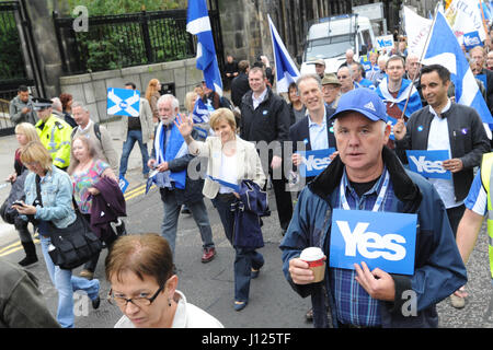 Schottlands Abgeordneter First Minister Nicola Sturgeon(waving) an der Spitze der Unabhängigkeit März Stockfoto