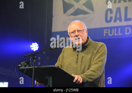 Veteran Politiker Dennis Canavan befasst sich ja Schottlands Unabhängigkeit Rallye Stockfoto