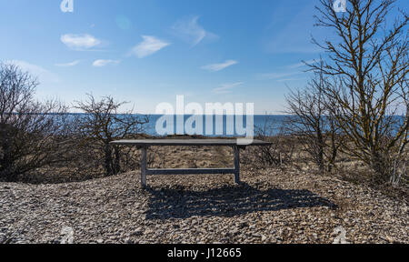 Alte Bank mit Blick auf das Meer Stockfoto