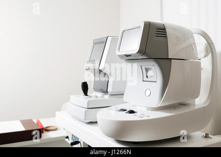 Moderne Auge Prüfung Gerät stehen im Labor. Tonometer in der Augenarzt Büro Stockfoto