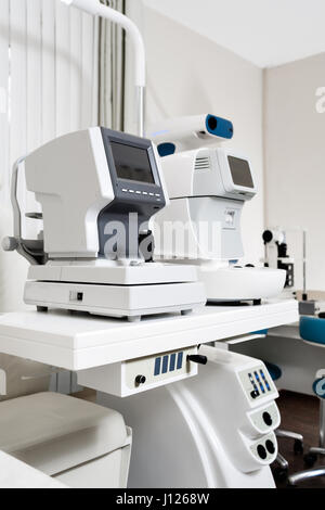 Moderne Auge Prüfung Gerät stehen im Labor. Tonometer in der Augenarzt Büro Stockfoto