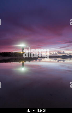 Sonnenuntergang am Trafalgar Strand, Leuchtturm, wo die große Schlacht von Trafalgar stattgefunden hat. Costa De La Luz, Cadiz, Spanien Stockfoto