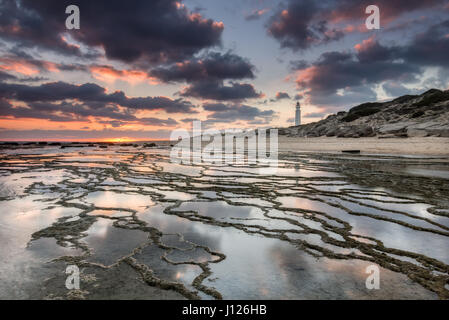 Sonnenuntergang am Trafalgar Strand, Leuchtturm, wo die große Schlacht von Trafalgar stattgefunden hat. Costa De La Luz, Cadiz, Spanien Stockfoto