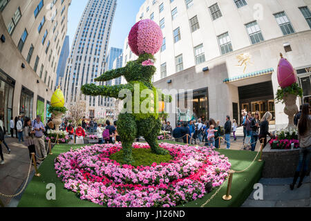 Horden von Touristen strömen zum Rockefeller Center in New York auf gute Freitag, 14. April 2017, die Tausende von Lilien schmücken die Kanal-Gärten genießen. NYC & Co, Agentur für Tourismus der Stadt, hat prognostiziert, dass New York 300.000 weniger ausländische Besucher im Jahr 2017, der erste Rückgang seit 2008 erhalten wird. Ausländische Besucher verbringen fast die Hälfte der $ 42 Milliarden, die die Stadt in Tourismus-Dollar erntet. (© Richard B. Levine) Stockfoto