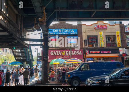 Unternehmen im Rahmen der Flushing Line erhöhten Zug im Stadtteil Jackson Heights in Queens in New York auf Sonntag, 16. April 2017. Stadtteil Jackson Heights ist ein Mosaik von ethnischen Gruppen, darunter Inder, Pakistaner, Tibeter, südostasiatischen Heimat sowie langjährigen jüdischen und italienischen Einwohner.  (© Richard B. Levine) Stockfoto