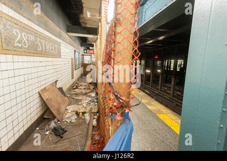 Bestandteil der Plattform der 28th Street Station auf der IRT Nummer 1 Linie der u-Bahn in New York wird auf Freitag, 14. April 2017 teilweise abgesperrten aus gesehen. In diesem Abschnitt der Plattform, die wie seit 2014 geschlossen bis das Fechten an einem Ende des geschlossenen unzugänglich gewesen ist off-Bereich wurde entfernt damit Obdachlose, Zoll zu bewegen (© Richard B. Levine) Stockfoto