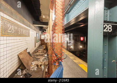 Bestandteil der Plattform der 28th Street Station auf der IRT Nummer 1 Linie der u-Bahn in New York wird auf Freitag, 14. April 2017 teilweise abgesperrten aus gesehen. In diesem Abschnitt der Plattform, die wie seit 2014 geschlossen bis das Fechten an einem Ende des geschlossenen unzugänglich gewesen ist off-Bereich wurde entfernt damit Obdachlose, Zoll zu bewegen (© Richard B. Levine) Stockfoto