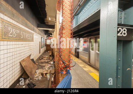 Bestandteil der Plattform der 28th Street Station auf der IRT Nummer 1 Linie der u-Bahn in New York wird auf Freitag, 14. April 2017 teilweise abgesperrten aus gesehen. In diesem Abschnitt der Plattform, die wie seit 2014 geschlossen bis das Fechten an einem Ende des geschlossenen unzugänglich gewesen ist off-Bereich wurde entfernt damit Obdachlose, Zoll zu bewegen (© Richard B. Levine) Stockfoto