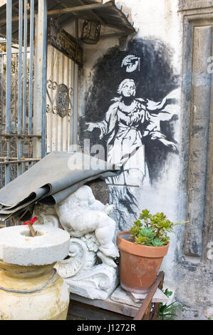 Neapel, Italien - 11. November 2015: Blick auf das platzierte Kunstwerke von Künstler Bansky in Gerolomini Platz, gemalt im Jahr 2011 Stockfoto