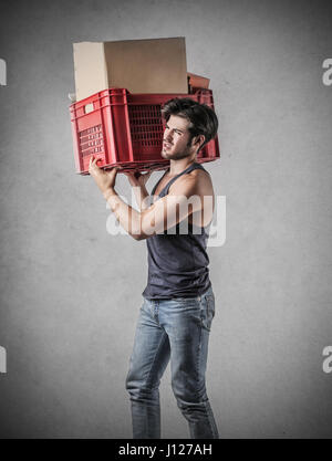 Arbeiter Mann trägt Boxen Stockfoto