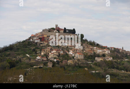 Dorf von Motovun auf einem Hügel in Istrien, Kroatien. Stockfoto