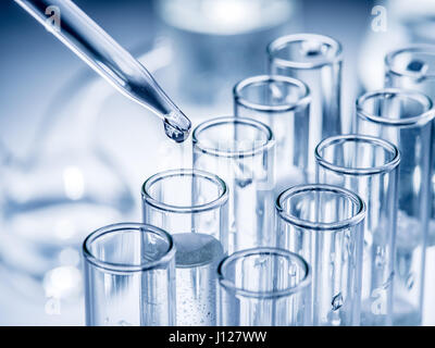 Verschiedene Laboratorien Becher und Gläser. Monochrom. Stockfoto