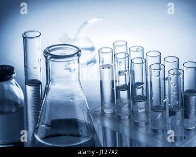 Verschiedene Laboratorien Becher und Gläser. Monochrom. Stockfoto