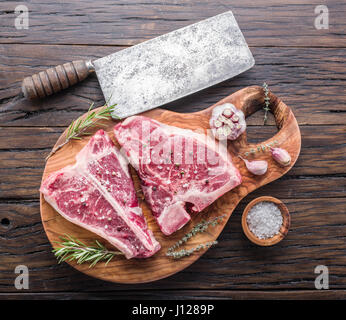 T-Bone Steak-mit Gewürzen auf dem Holzbrett. Stockfoto