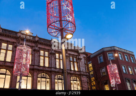 Weihnachten Dekorationen und Lichter in der Nacht auf einer Straße in Nottingham, England, Großbritannien Stockfoto