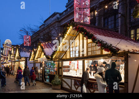 Leute einkaufen bei Nottingham Weihnachtsmarkt bei Nacht, Nottingham, England, Großbritannien Stockfoto