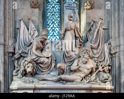 Guildhall, London, UK (Aula). Denkmal von Lord Nelson mit Neptun und eine Trauer-Figur von Britannia auf der britische Löwe sitzend Stockfoto