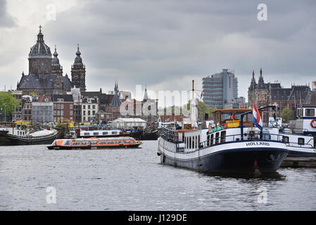 Hafen von Amsterdam Oosterdok vor der Basilika des Heiligen Nikolaus und central station Stockfoto