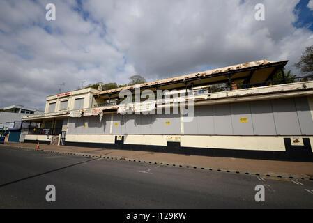 Die Esplanade Kneipe auf Southend direkt am Meer, die geschlossen im Jahr 2016 nach Klippe Erosion die Struktur beschädigt. Jetzt bröckelt, ist die Website entwickelt werden Stockfoto