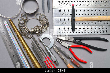 Hausgemachte Schmuck Werkzeuge und Arbeitsplatz Hintergrundtextur Stockfoto