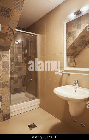 Innenraum eines Badezimmers kleines Hotel, modernes Design. Stockfoto