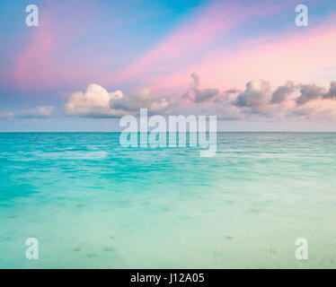 Pointe d ' Esny Strand an der südöstlichen Küste von Mauritius bei Sonnenuntergang. Stockfoto