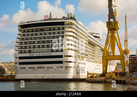 Kreuzfahrtschiff MSC Fantasia (Panama) im Dock für eine Renovierung auf Malta Europa Stockfoto