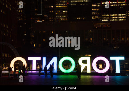 Nathan Phillps Square, Toronto Zeichen, Innenstadt in der Nacht, Toronto, Ontario. TORONTO, KANADA-NOVEMBER 01,2016 Stockfoto