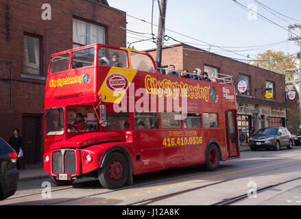 TORONTO, Kanada-NOVEMBER 01,2016: Rote Doppeldecker-Tour-Bus. Mehrere Personen auf den Bus, genießen Sie die Sehenswürdigkeiten von Toronto. Stockfoto