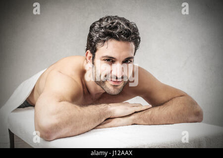 Gut aussehender Mann im Massagesalon Stockfoto